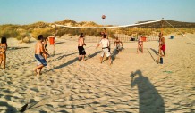 Στο οργανωμένο τμήμα της παραλίας του Simos Camping υπάρχουν διαμορφωμένοι χώροι για Beach Volley, Beach Tennis και Beach Soccer
